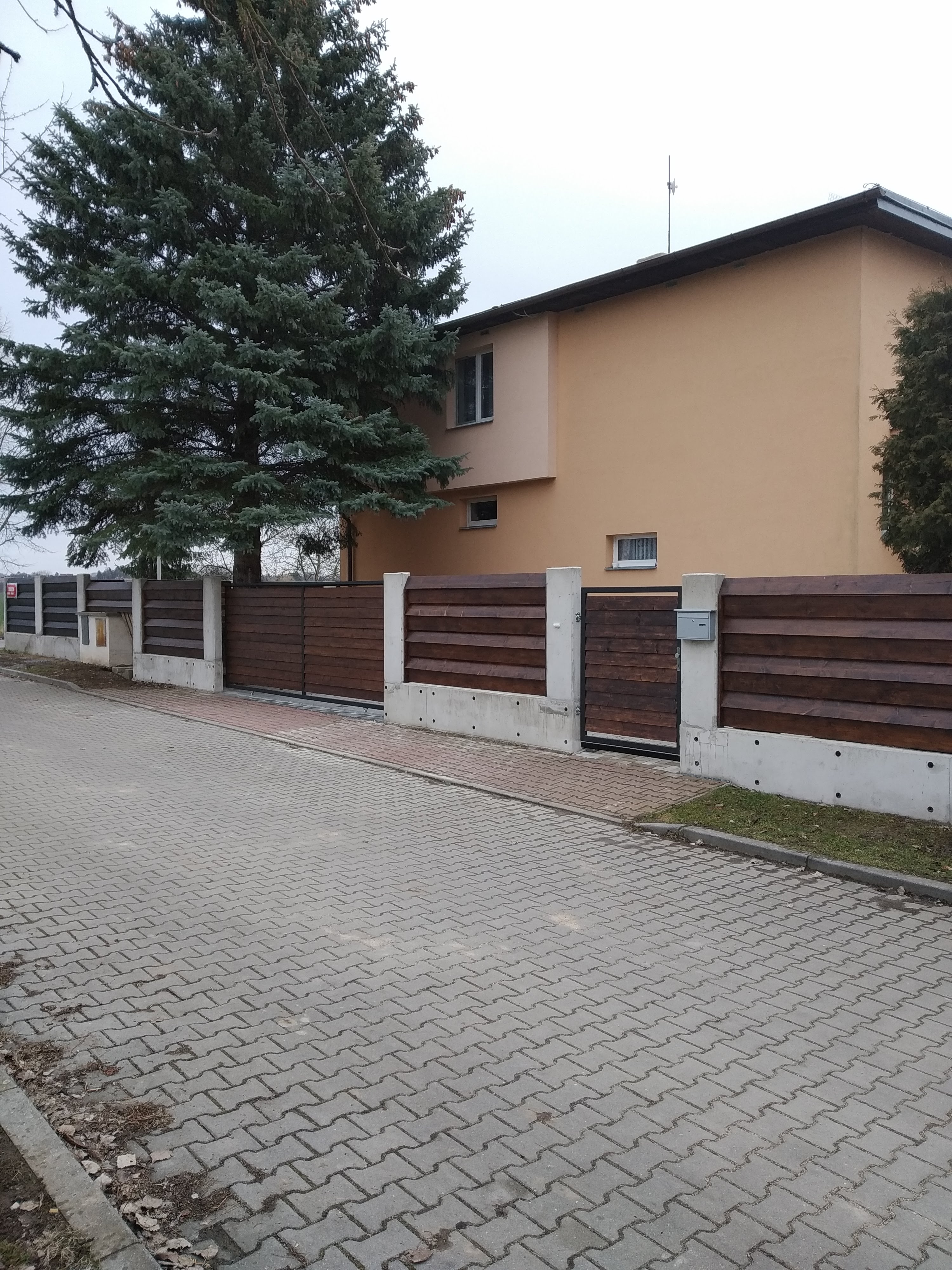 KARLA NOVÁKOVÁ   NABÍZÍ DŮM V BĚCHOVICÍCH    JE Z  LUCIE KANCELÁŘ