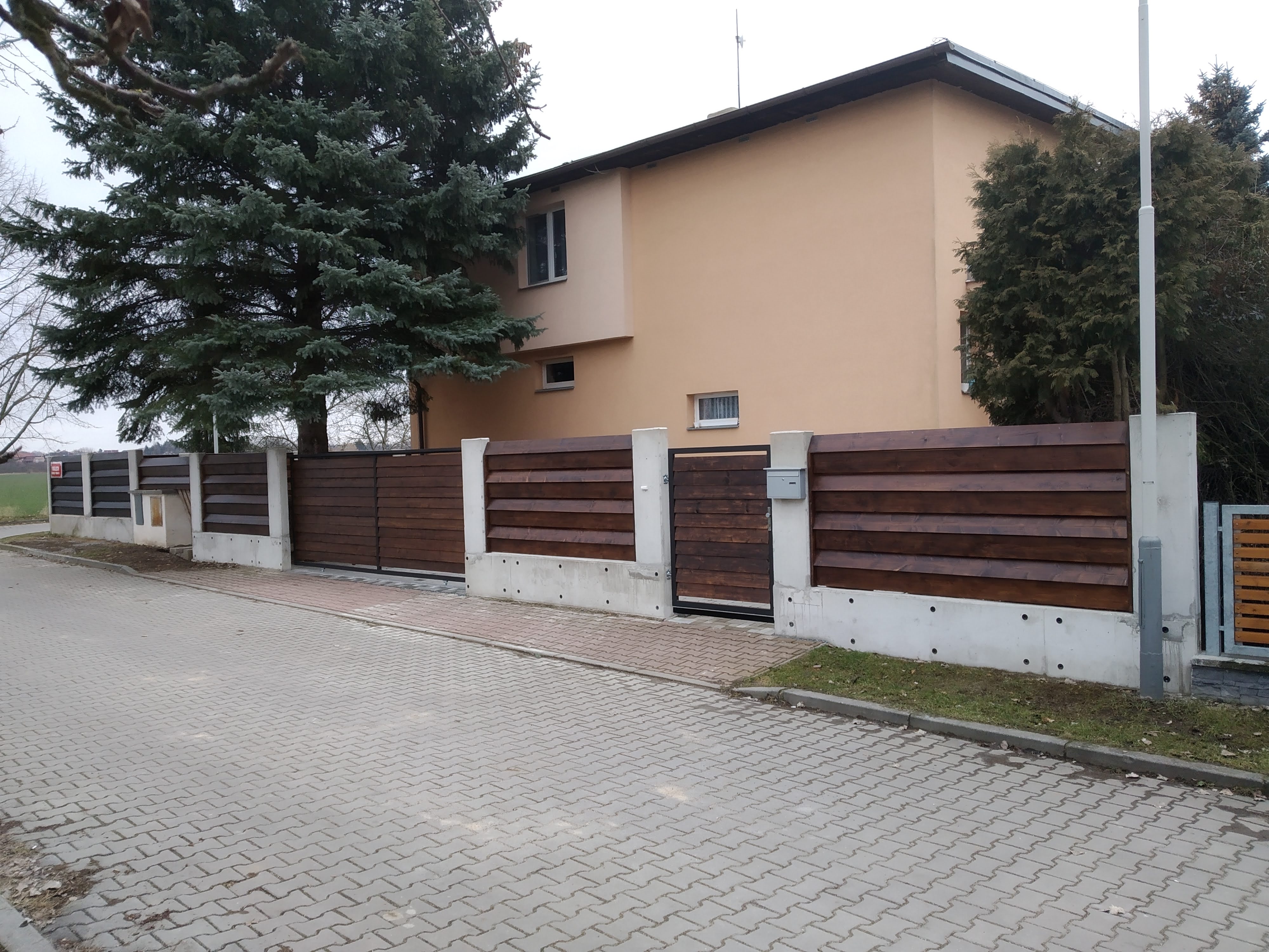 KARLA NOVÁKOVÁ   NABÍZÍ DŮM V BĚCHOVICÍCH    JE Z  LUCIE KANCELÁŘ